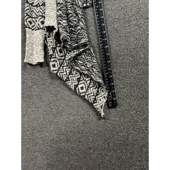 BKE Buckle Sweater Womens Size L Shrug Open Front Black Grey Hi Low Long Sleeve - Picture 6 of 6